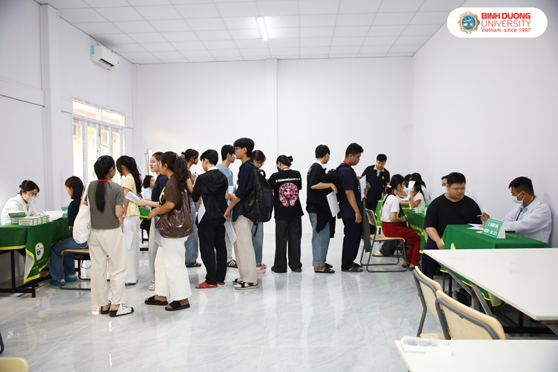 sinh vien k28 kham suc khoe (3)