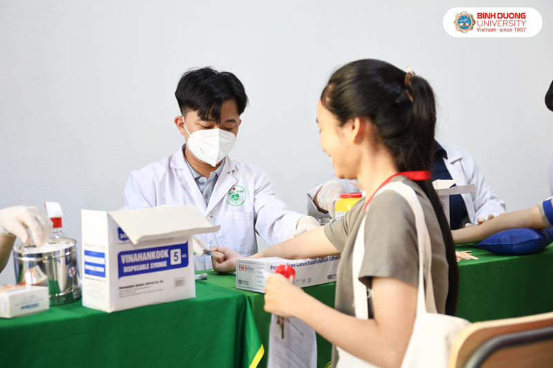 sinh vien k28 kham suc khoe (7)